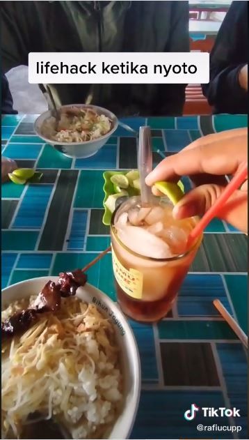 Cara cerdas bikin minuman segar di warung soto (TikTok @rafiucupp)
