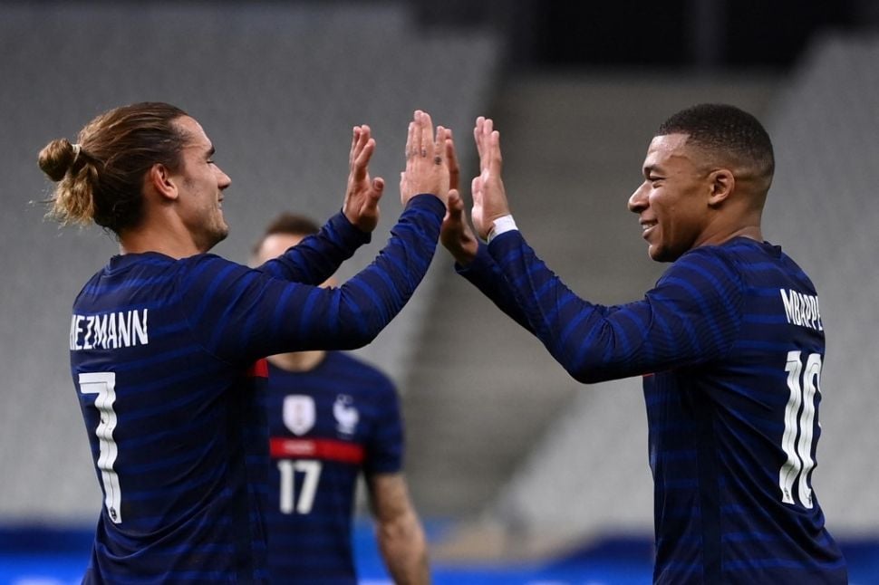 Duo penyerang Timnas Prancis, Antoine Griezmann (kiri) dan Kylian Mbappe. [AFP]