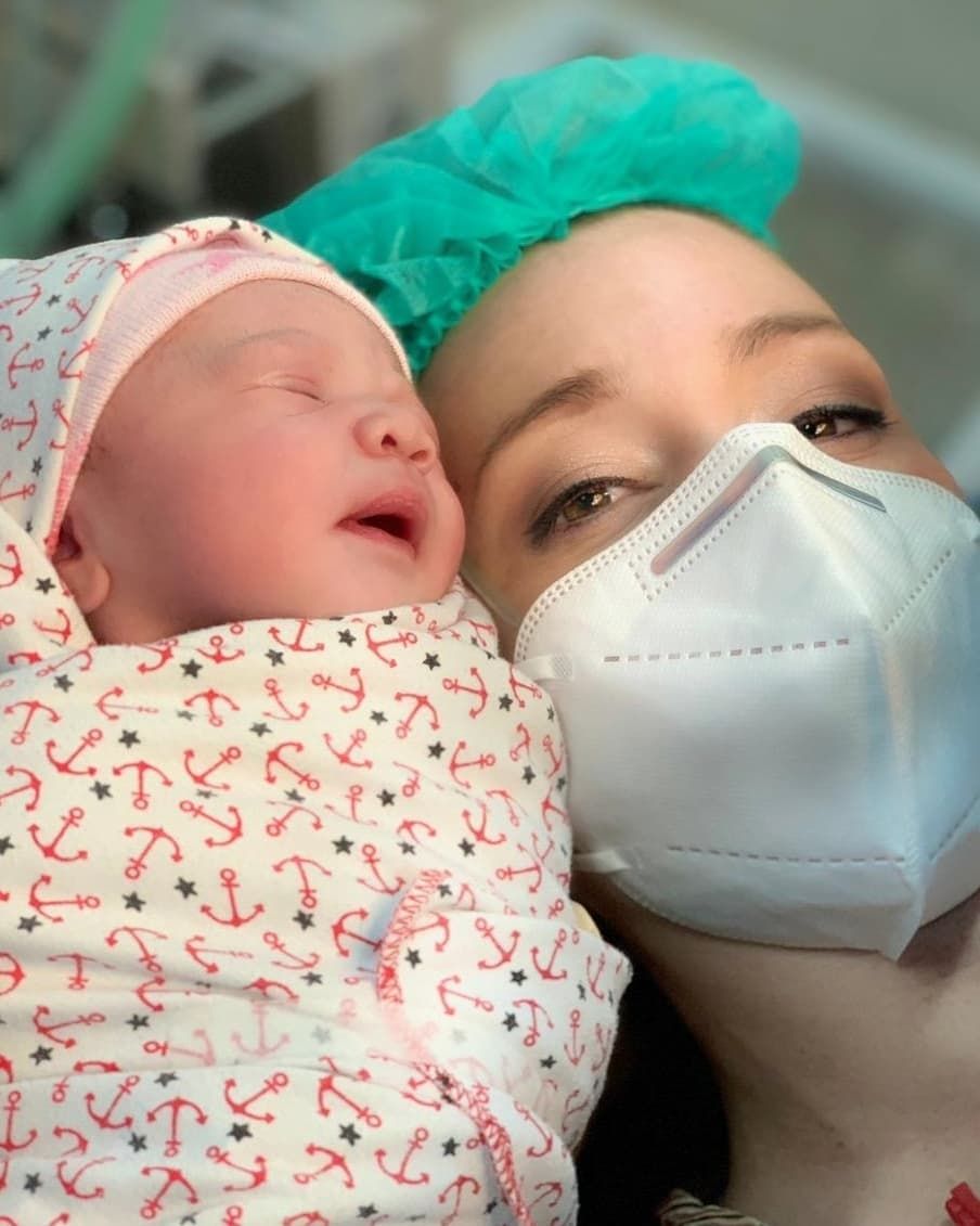 Istri Randy Pangalila, Chelsey Frank bersama bayinya. [Instagram]