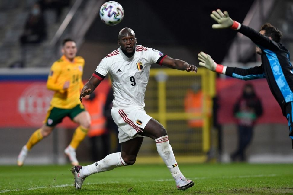 Penyerang Timnas Belgia, Romelu Lukaku (tengah) sedang memerhatikan bola saat menghadapi Timnas Wales dalam laga perdana Grup E Kualifikasi Piala Dunia 2022 zona Eropa di Stadion Deen Dreef, Belgia, Kamis (25/3/2021) dini hari WIB. [JOHN THYS / AFP].