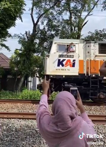 Aksi cewek berhentikan kereta. (Tiktok/@heybila0)