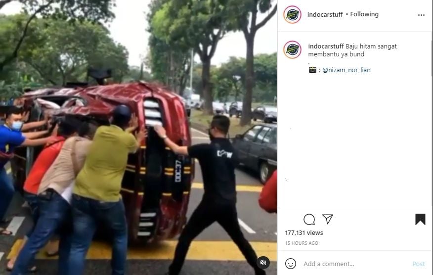 Viral Ford Mustang terguling, evakuasinya bikin salah fokus. (Instagram)