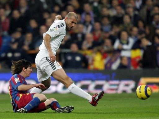 Pemain Barcelona Lionel Messi berebut bola dengan pemain Real Madrid Zinedine Zidane pada November 2005, di Camp Nou. [AFP]