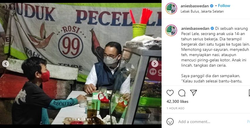 Anies Baswedan makan pecel lele di pinggir jalan. (Instagram/aniesbaswedan)