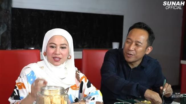 Cerita istri Denny Cagur, Santi Widihastuti, menjalani diet. (YouTube/SUNAH OFFICIAL)