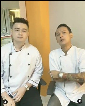 Dua cowok mirip Chef Arnold dan Chef Juna. (Dok: Instagram/arnoldpo)