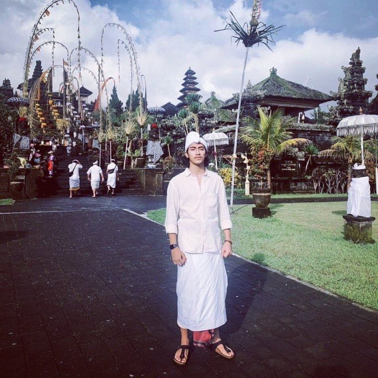 Anak Uje, Abidzar Al Ghifari atau Abidzar dituding musyrik foto di depan Pura Bali.