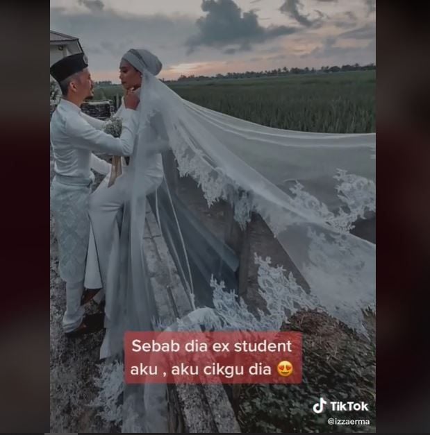 Beda 11 Tahun, Pria Ini Malah Berjodoh dengan Mantan Guru Sendiri (tiktok.com/@izzaerma)