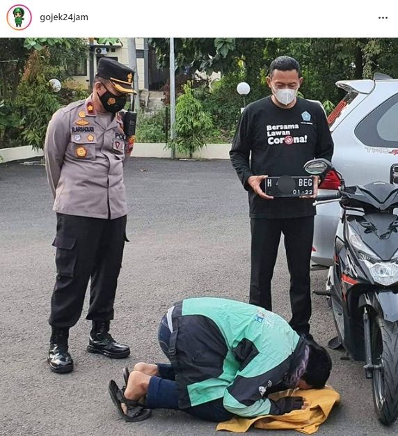 Ojol sujud syukur usai motor yang dicuri darinya bisa ditemukan. (Facebook/aldigunawan)