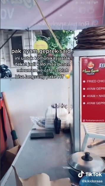 Penjual ayam geprek bawa walkie talkie (TikTok @kikidoraaa)