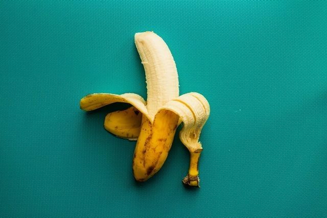 Ilustrasi pisang (Unsplash/@shotsoflouis)