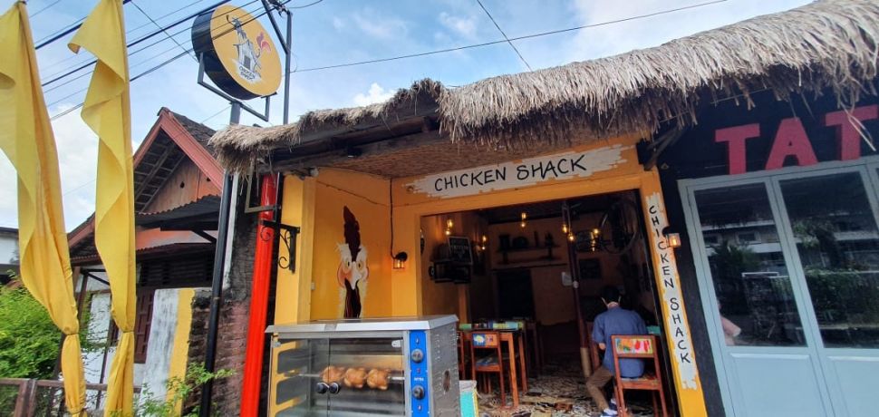 Warung ayam panggang khas Belgia milik Michael dan Veronika. [Hiskia Andika Weadcaksana / SuaraJogja.id]