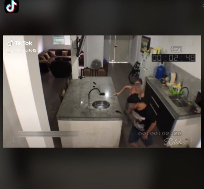 Rekaman CCTV istri lagi asyik selingkuh suami pulang (tiktok)