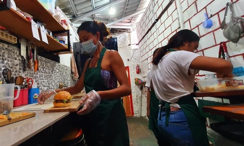 Veronica saat menyiapkan pesanan ayam panggang khas Belgia di warungnya "Chicken Shack" di Jalan Tirtodipuran, Kecamatan Mantrijeron, Kota Yogyakarta, Sabtu (27/3/2021). [Hiskia Andika Weadcaksana / SuaraJogja.id]