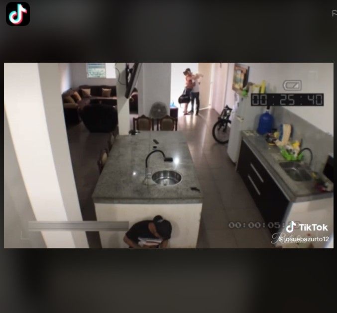 Rekaman CCTV istri lagi asyik selingkuh suami pulang (tiktok)