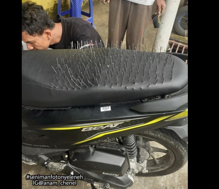 Atasi Pacar Posesif, Pria Ini Pasang Paku ke Jok Motor (facebook.com/Khoirul Anam)