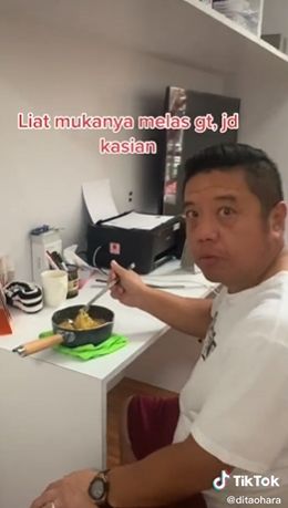 Ekspresi suami saat tak dilayani istri. (Tiktok/@ditaohara)