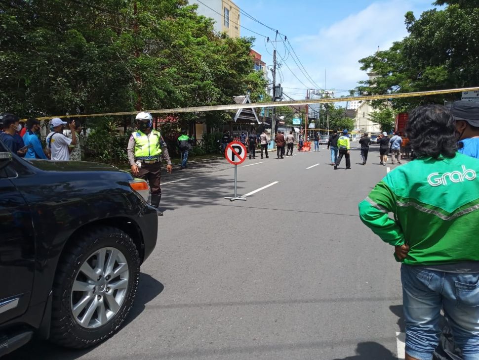 Ledakan diduga bom bunuh diri terjadi di gerbang Gereja Katolik Katedral Makassar, Minggu (28/3/2021) pagi. Ledakan terjadi sekitar pukul jam 10.30 WITA. [Suara.com/Lorensia Clara Tambing]