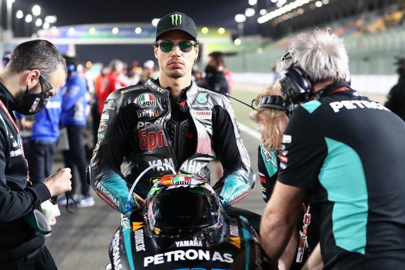 Pebalap tim Petronas Yamaha SRT Franco Morbidelli bersiap-siap jelang start Grand Prix Qatar di Sirkuit Internasional Losail. (28/3/2021) (HO via Petronas SRT)