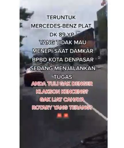 Sebuah mobil mewah viral lantaran tak memberi jalan mobil pemadam kebakaran dari BPBD Kota Denpasar yang tengah menjalankan tugas. [memomedsos / Instagram]