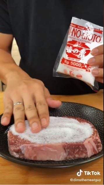 Steak dibumbui dengan micin (TikTok @dimsthemeatguy)