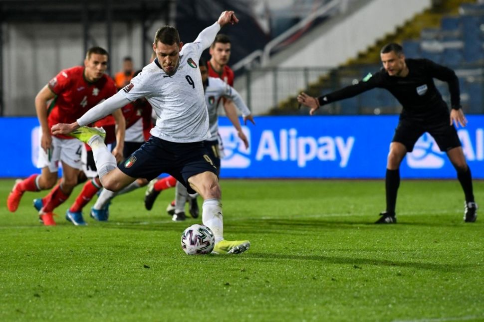 Penyerang tim nasional Italia Andrea Belotti mengeksekusi tendangan penalti untuk mencetak gol ke gawang Bulgaria dalam lanjutan kualifikasi Piala Dunia 2022 zona Eropa Grup C di Stadion Nasional Vasil Levski, Sofia, Bulgaria, Minggu waktu setempat atau Senin (29/3/2021) dini hari WIB. [Nikolay DOYCHINOV / AFP].