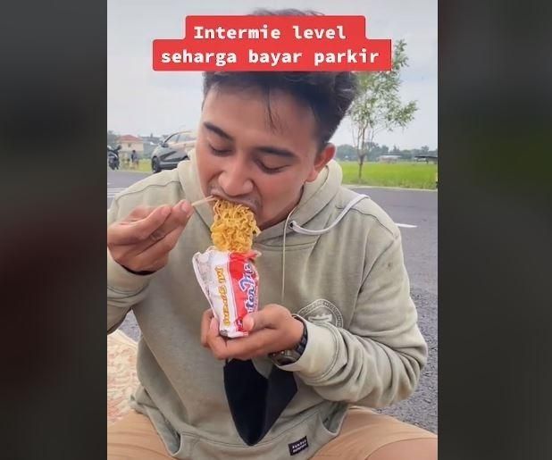 Mie level yang dibanderol seharga tiket parkir bikin netizen kepengen. (TikTok/ @tiotiodteblunk)