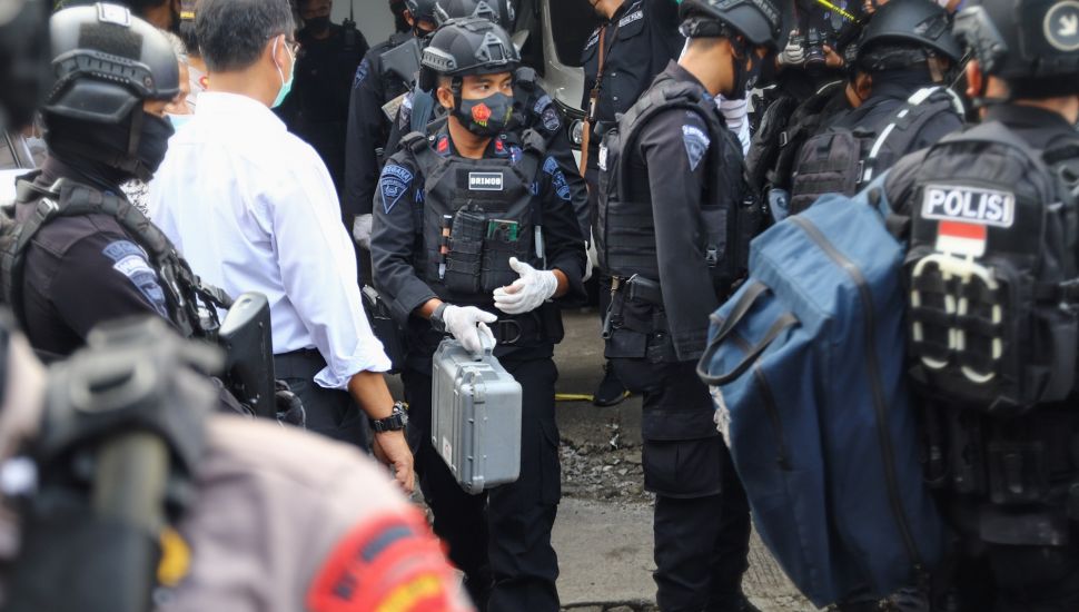 FOTO: Polisi Temukan 5 Bom Aktif Di Rumah Terduga Teroris Condet ...