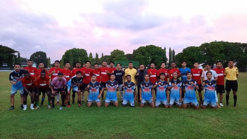 Sejumlah pemain Trisula FC dan Sardonoharjo FC berfoto bersama usai pertandingan persahabatan di Lapangan Sapta Marga Yonif 403 Kentungan, Sleman, Senin (29/3/2021). [Muhammad Ilham Baktora / SuaraJogja.id]