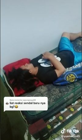 Rusakin sandal kesayangan. (tiktok/@yusmanto45)