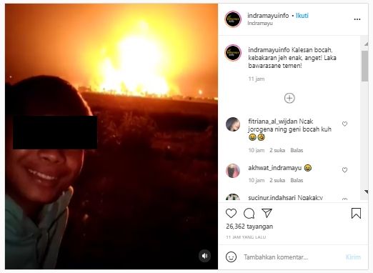 Viral pemuda nonton kebakaran berasa lagi piknik (Instagram/indramayuinfo).