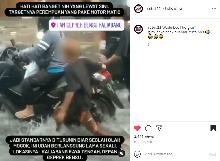 Pendorong motor di genangan banjir. (Instagram)