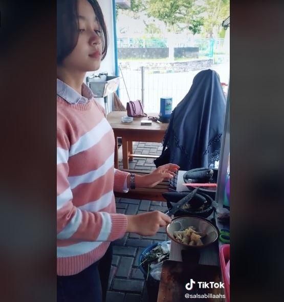 Viral Penjual Mie Kopyok Cantik, Parasnya Bikin Warganet Salfok. (Tiktok/ @salsabillaahs)