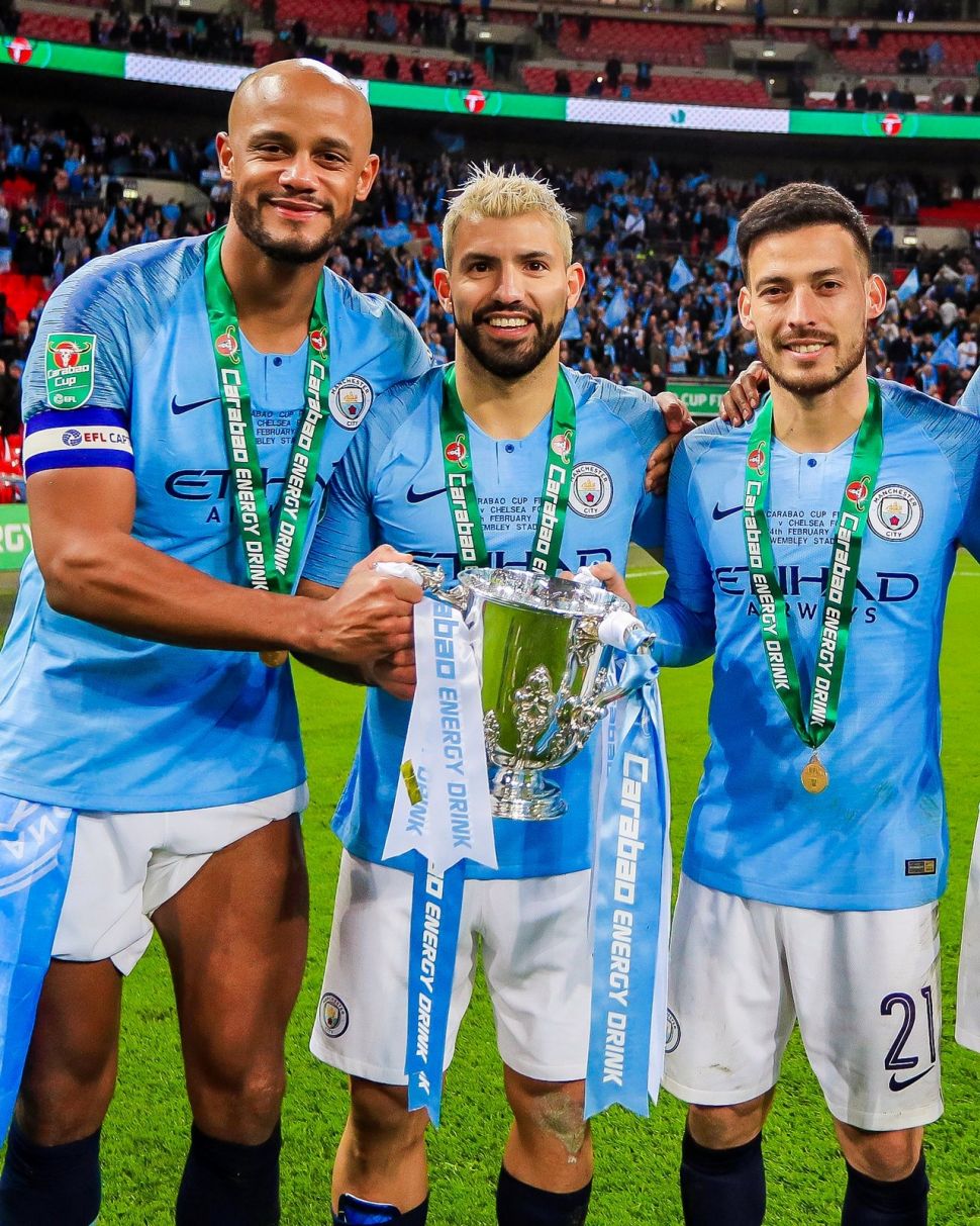 Dari kiri: Vincent Kompany, Sergio Aguero, dan David Silva, saat merayakan gelar juara Carabao Cup atau Piala Liga Inggris. [Dok. Twitter@brfootball]