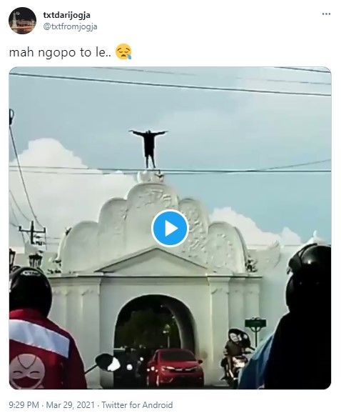 Pemuda panjat Plengkung Gading Jogja - (Twitter/@txtfromjogja)