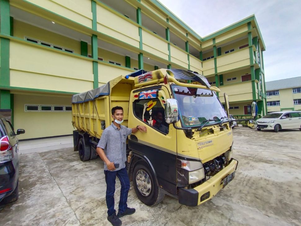 Peserta wisuda drive thru di Samarinda Munif Mubarak (23), aksinya menggunakan mobil truk viral di media sosial. [Jifran/SuaraKaltim.id]