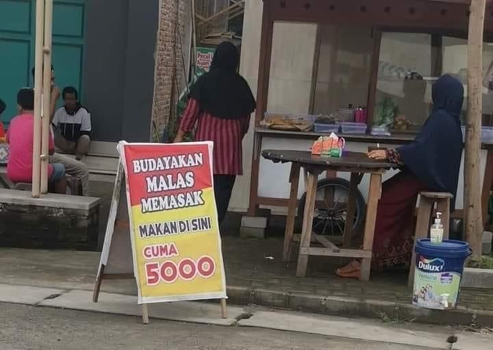 Spanduk dengan tulisan nyeleneh. (Twitter/@kegblgnunfaedh)