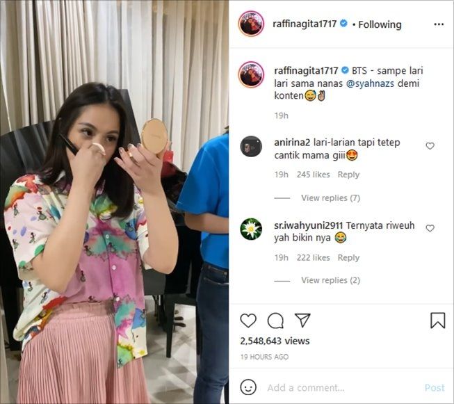 Nagita Slavina pakai bedak sebelum syuting TikTok. (Instagram/@raffinagita1717)