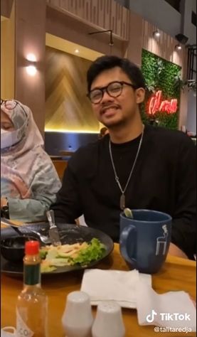 Suami salah tingkah dapat chat dari istri. (Tiktok/@talitaredja)