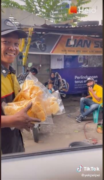 Memborong kerupuk (TikTok @yekpeipei)