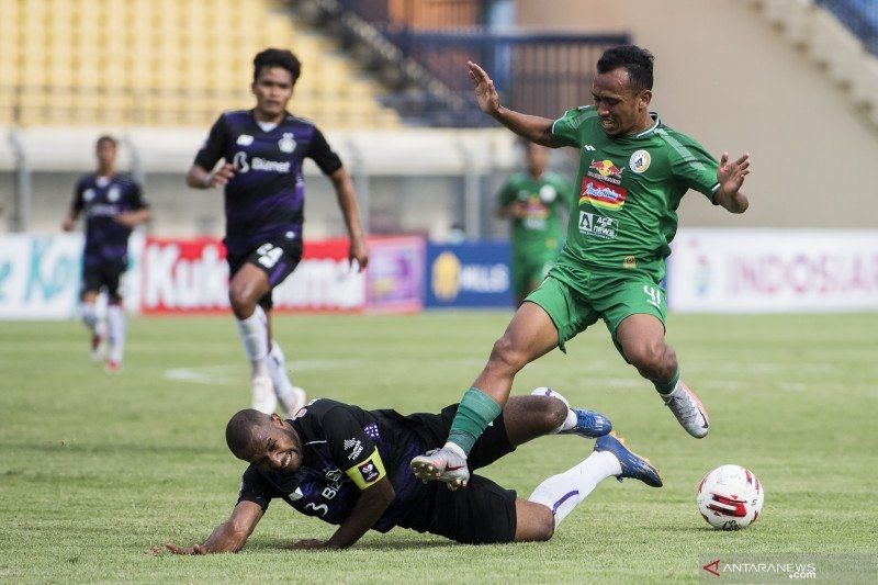 Pesepak bola PSS Sleman Irfan Jaya (kanan) berebut bola dengan pesepak bola Persik Kediri Andri Ibo (kiri) saat pertandingan sepak bola Group C Piala Menpora di Stadion Si Jalak Harupat, Kabupaten Bandung, Jawa Barat, Kamis (1/4/2021). ANTARA FOTO/M Agung Rajasa/foc. 