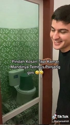 Pintu kamar mandi tembus pandang. (Tiktok/@ariansahidi)