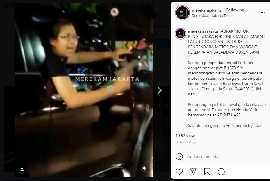 Pengendara mobil acungkan pistol usai tabrak pemotor (IG/merekamjakarta)