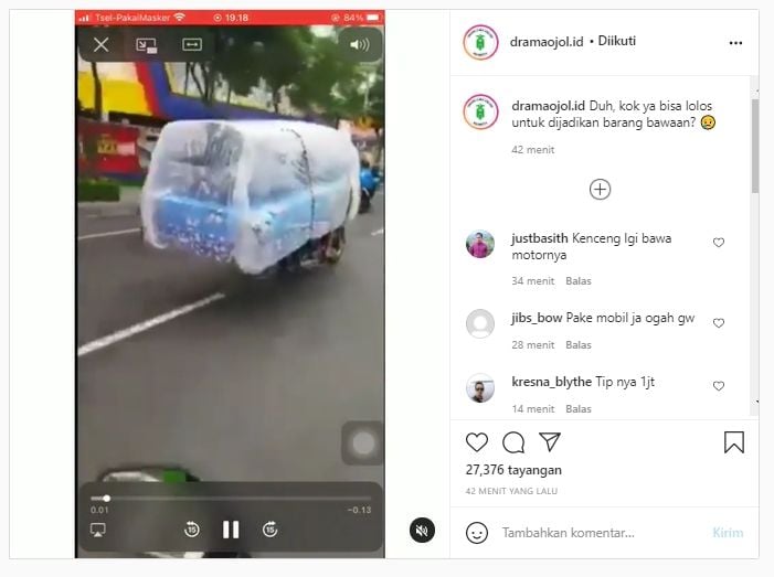 Viral driver ojol angkut kasur segeda gaban (Instagram/dramaojol.id).