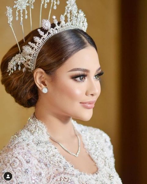 Cantiknya Aurel Hermansyah Berbalut Kebaya Pernikahan Bertema The Princess Diary. (Dok: Instagram/hairstylist_arrusa