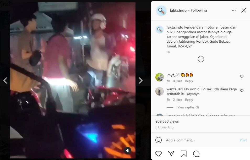 Pemotor adu jotos tak terima senggolan motor (IG/fakta.indo)