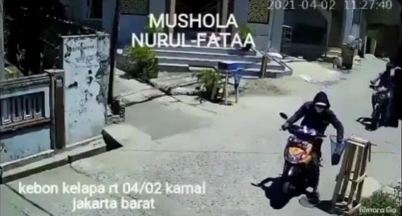 Pengendara Honda Beat mencuri duit amal. (Instagram)