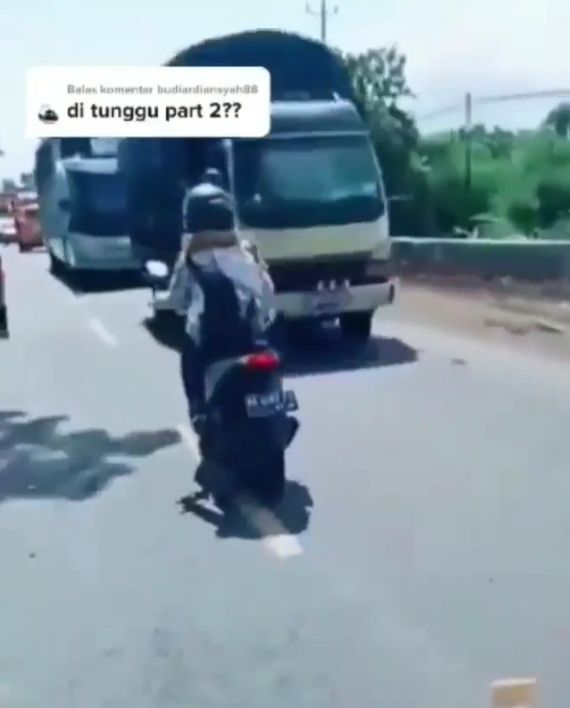 Pemotor nekat lawan arah nyaris duel dengan truk. (Instagram)