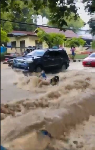 Detik-detik pemotor tersapu banjir. (Twitter)