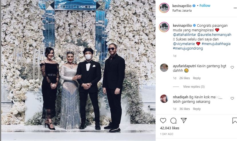 Kevin Aprilio dan istri di pernikahan Atta dan Aurel. [Instagram/kevinaprilio]